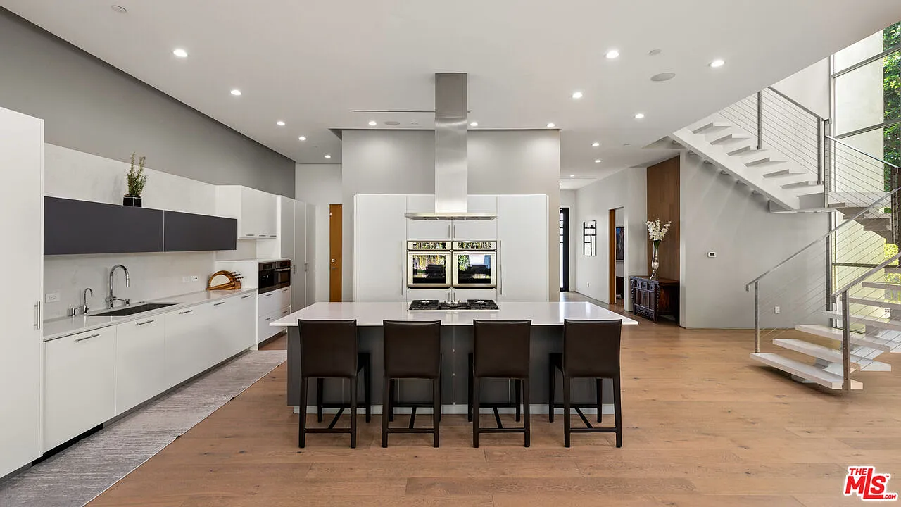 5 bed, 5.5 bath, 3900 sqft, $22,500 — Photo 4