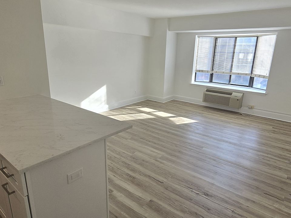 Living room seen from entrance.