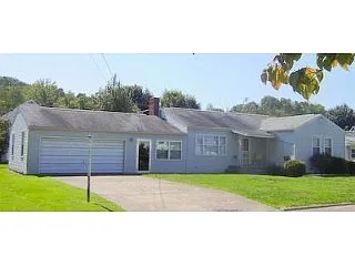 704 4th St photo 1