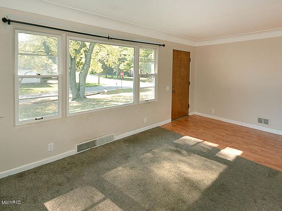 4th image of 170 Parker Ave