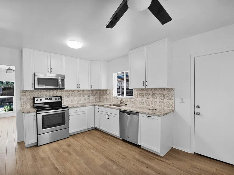 547 W San Juan Ave #B — Photo 2