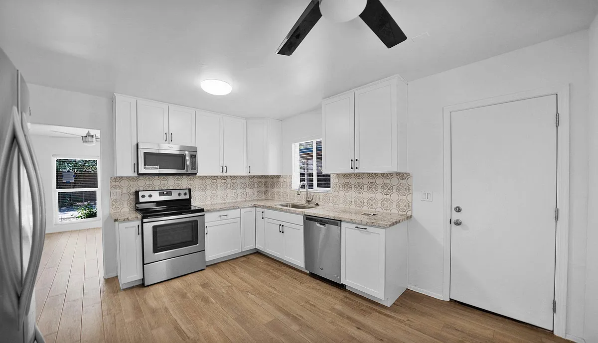Building Photo - 547 W San Juan Ave #B