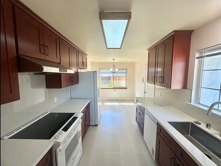 974 Leighton Way — Photo 3