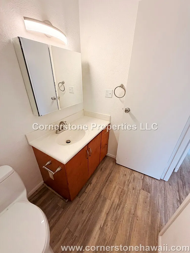 1045BLU - 1 — Photo 3
