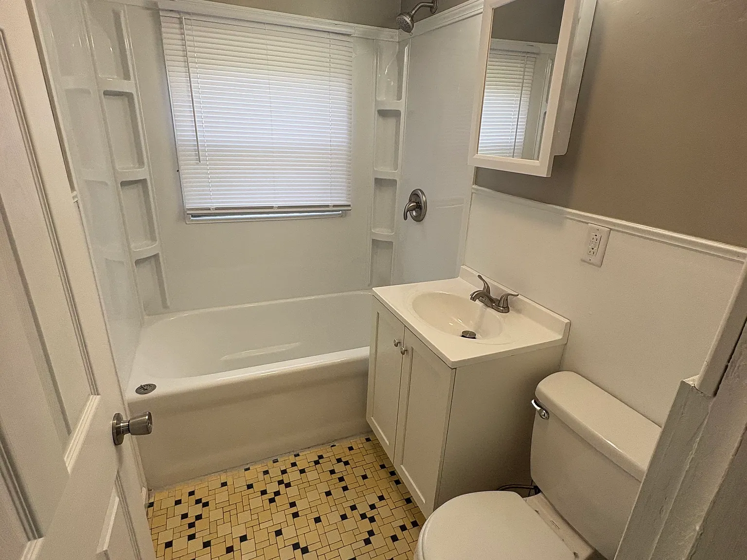 2 bed, $1,100 — Photo 4
