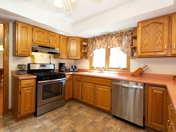 Kitchen features all Stainless Steel Appliances, Reverse Osmosis, Breakfast Bar and a Pantry Closet.