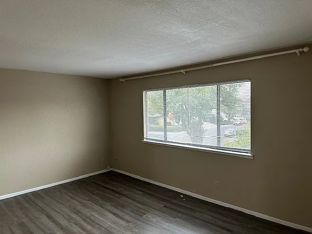 1921 Bridgewood Way — Photo 23