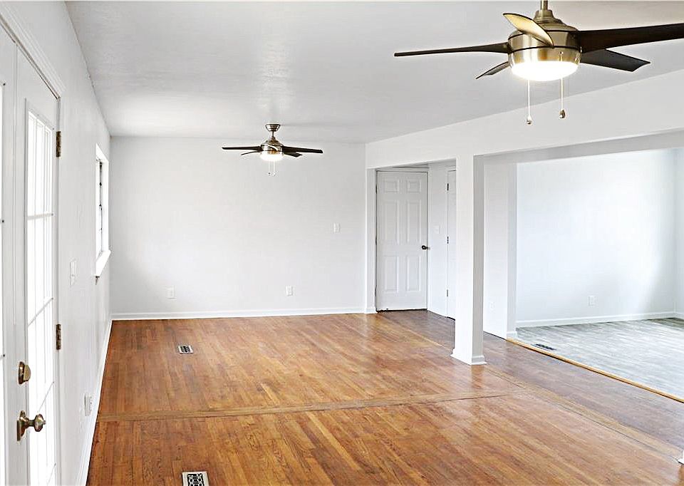2nd image of 2221 W Lawson St