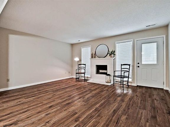 4th image of 1935 N East Oaks Dr