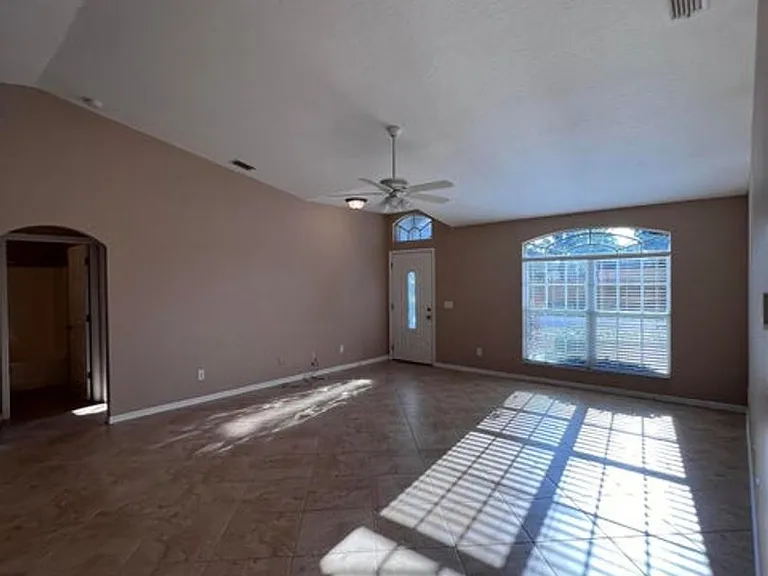 830 Laurel Dr — Photo 3
