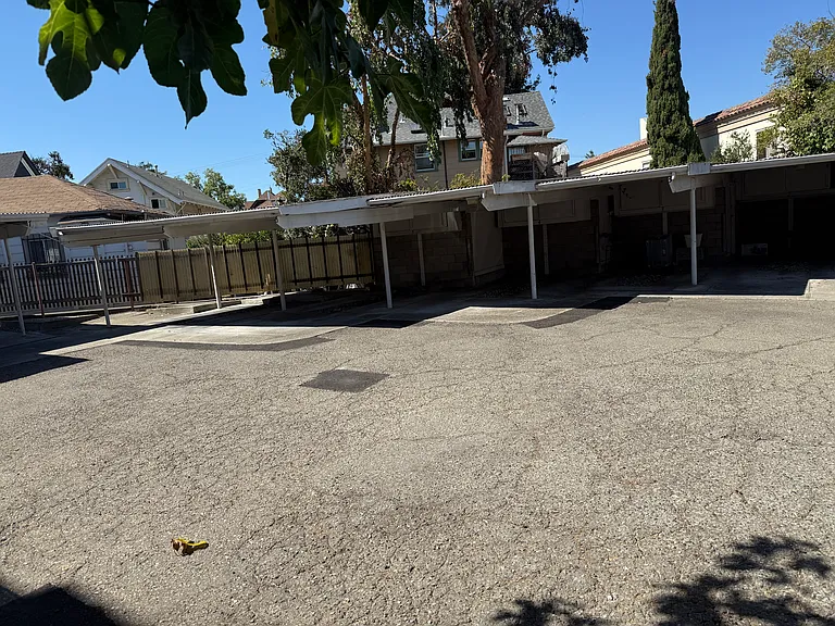 Van Dyke Apartments — Photo 1