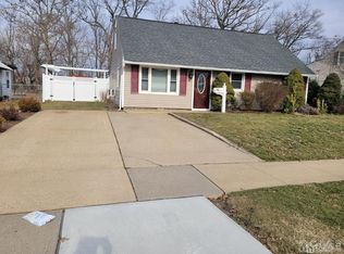 126 Idlewild Rd, Edison, NJ 08817