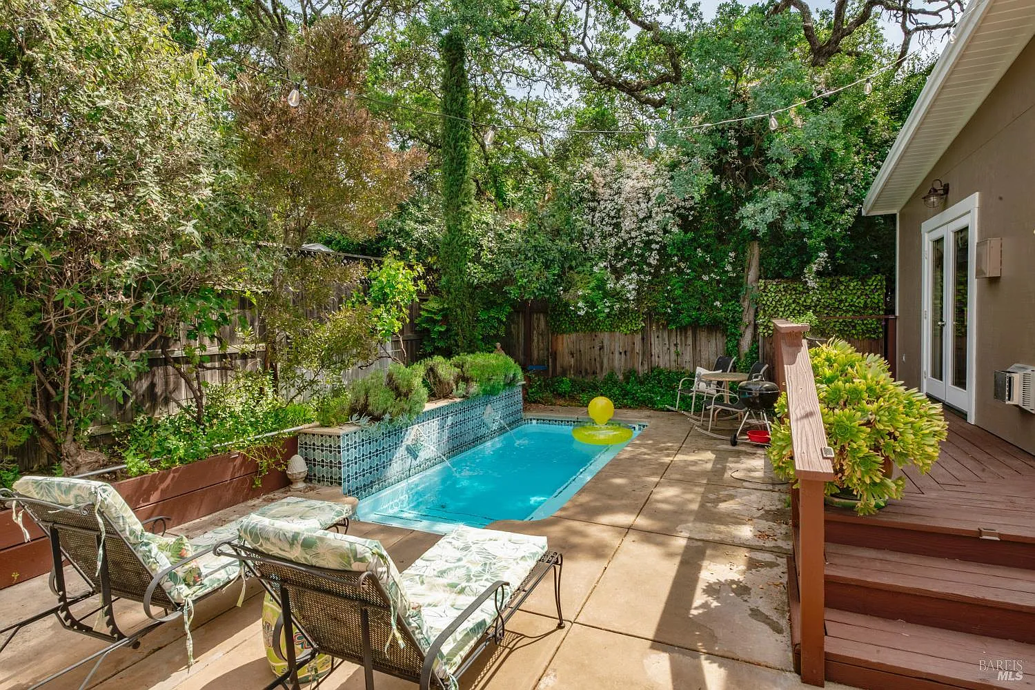 550 Thomson Avenue E photo 1