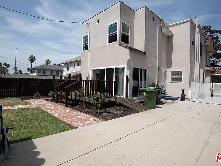 2142 S Victoria Ave — Photo 35