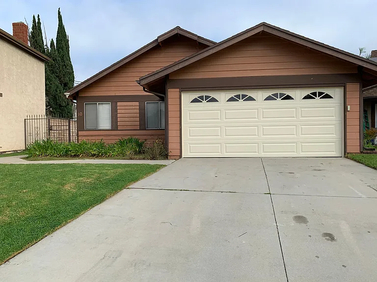 10 Pine Ct — Photo 1