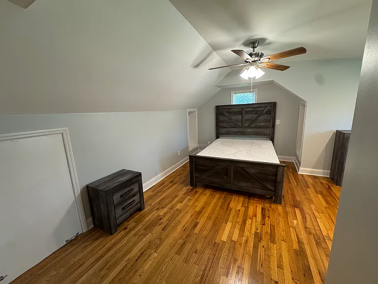 master bedroom- queen bed