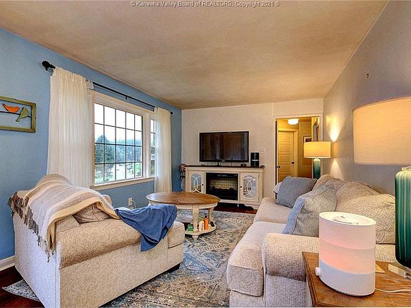 4th image of 629 Gordon Dr