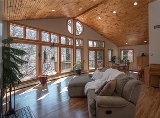 2 Hillary Ct, Chestnut Ridge, NY 10977