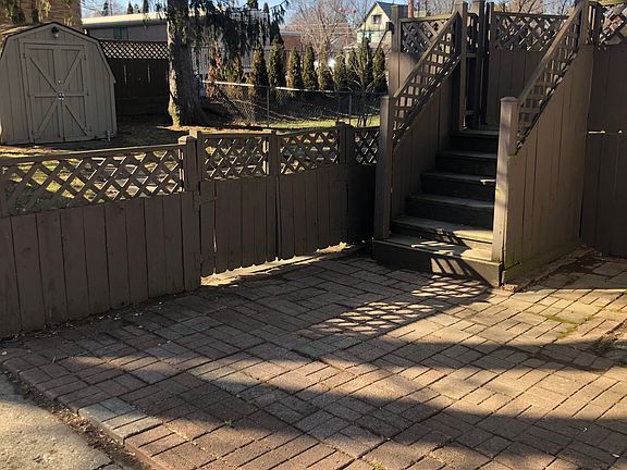 4th image of 212 King St