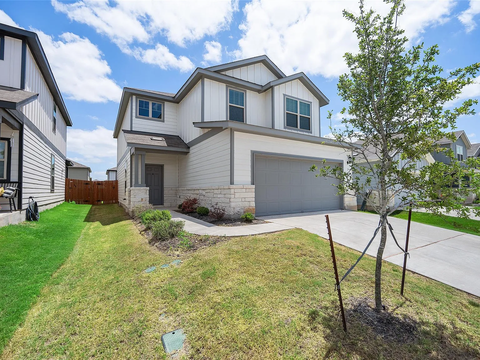 3 bed, 2.5 bath, 2041 sqft, $2,100 — Photo 2