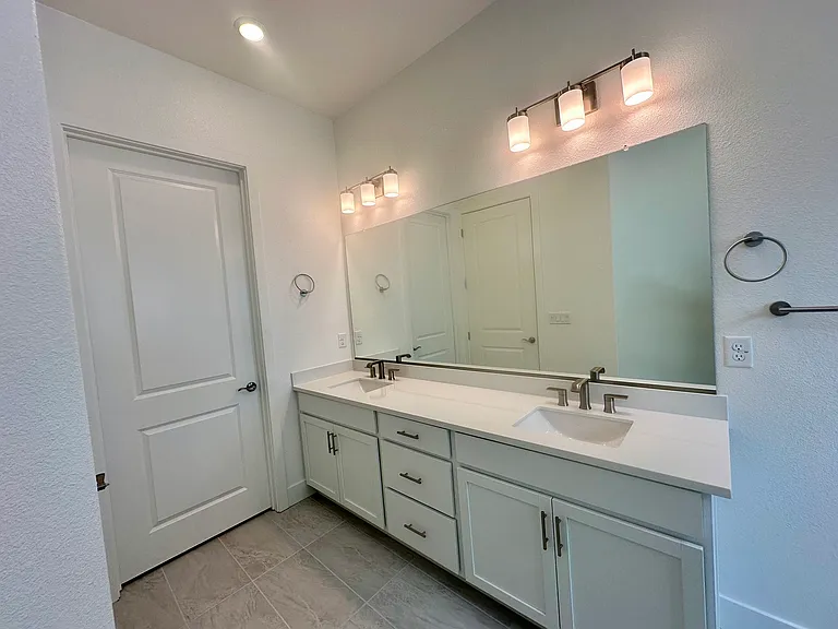 527 E Fiorino St — Photo 8