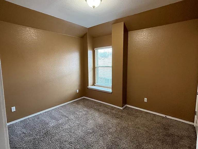 305 Leather Oak Loop — Photo 16