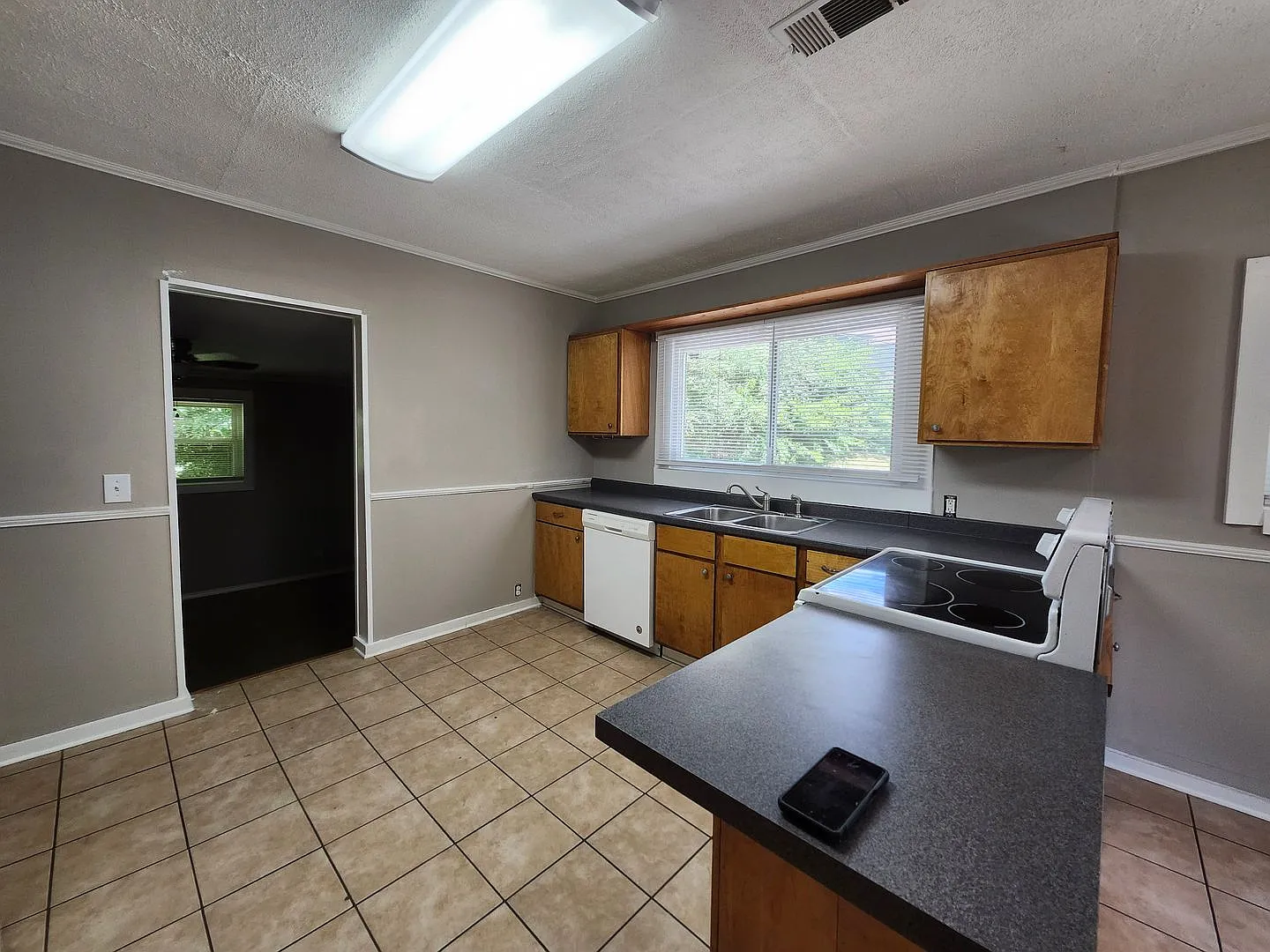 3 bedroom 2 bath home with Den in Convenient Location — Photo 3