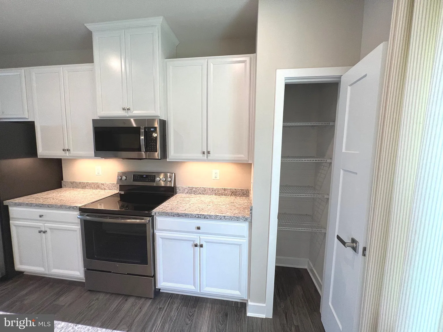 3 bed, 2.5 bath, 1725 sqft, $3,000 — Photo 3