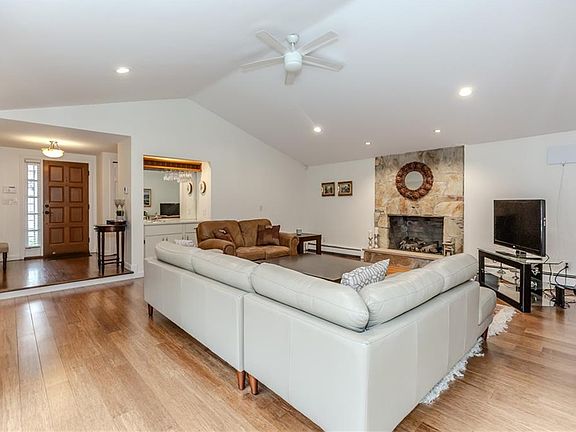 3rd image of 7 White Birch Rd