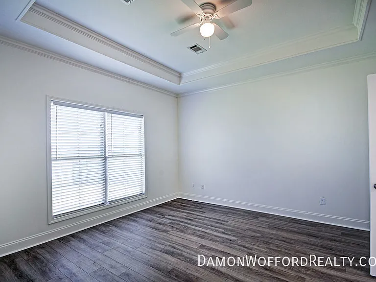 142 Lakeway Dr — Photo 16