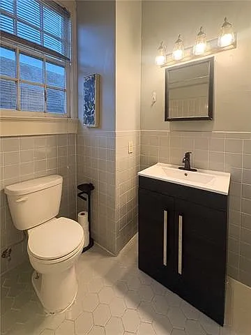 7816 S Claiborne Ave — Photo 10