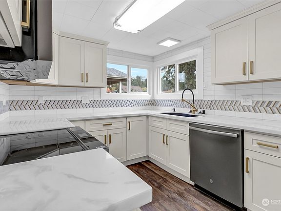 5th image of 301 Hardefeldt Street SE