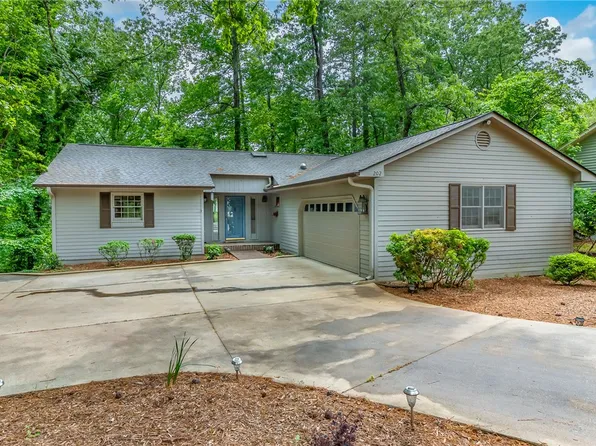 202 Long Reach Dr, Salem, SC 29676