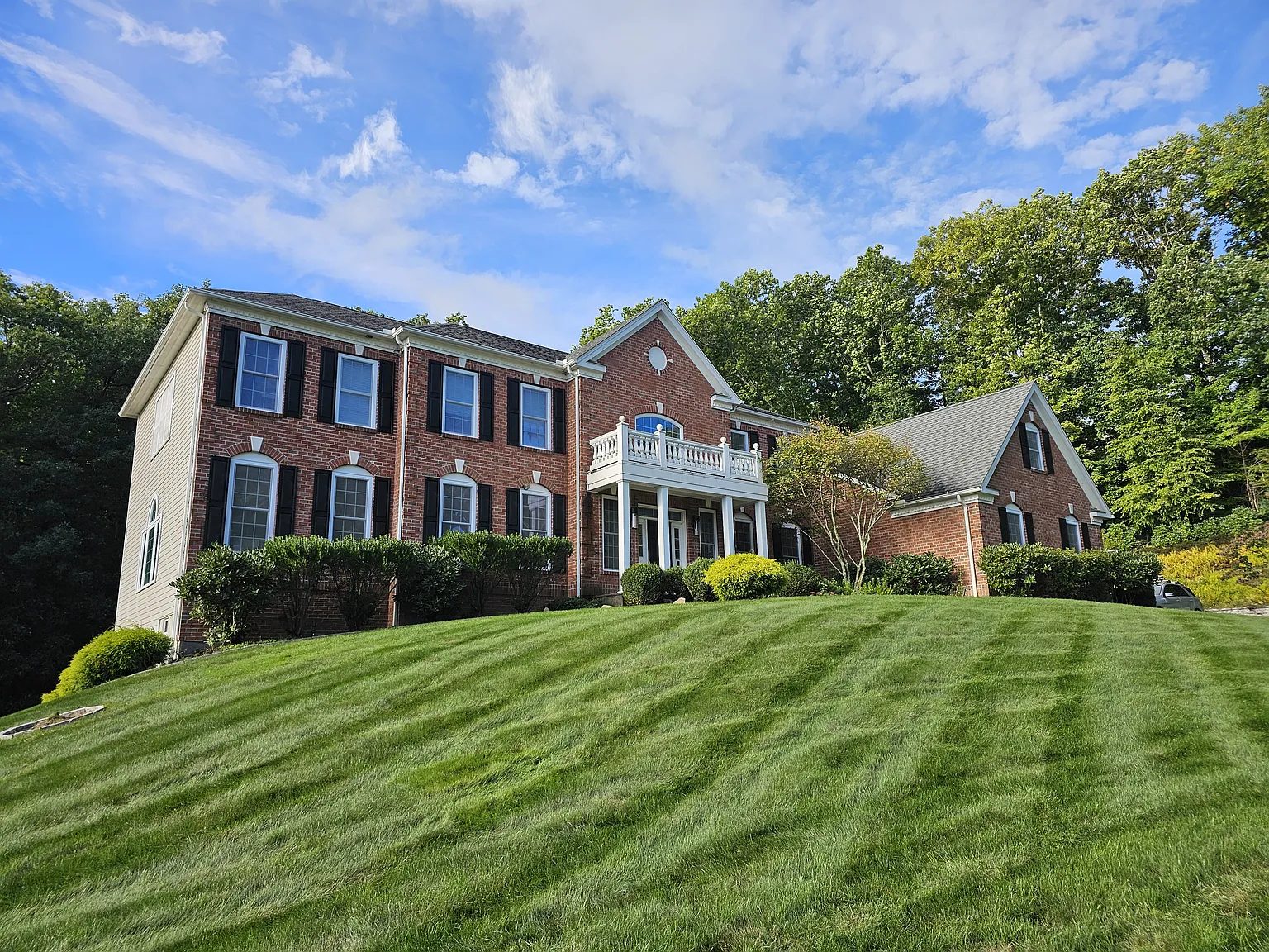 5 bed, 4.5 bath, 6000 sqft, $8,000 — Photo 2