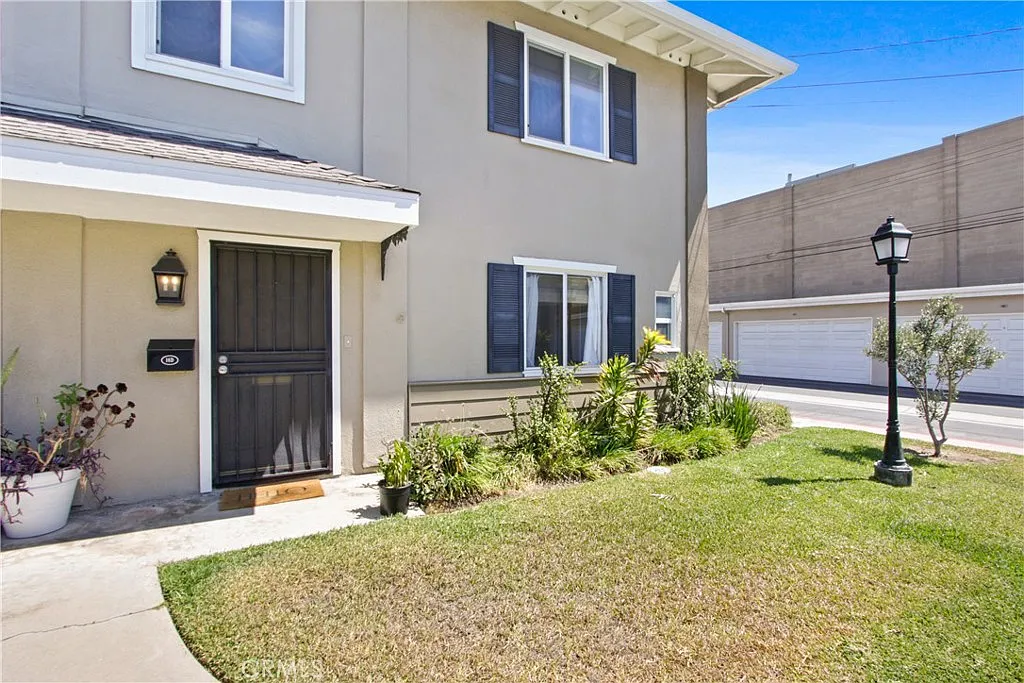 3 bed, 1336 sqft, $4,700 — Photo 1