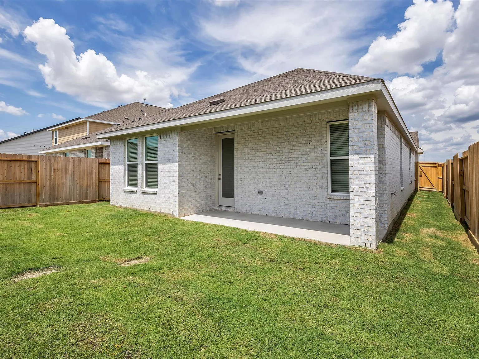 3 bed, 2.5 bath, $2,100 — Photo 2