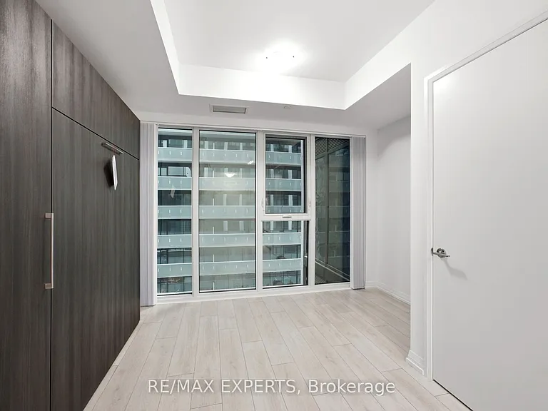 400 King St W #1028 — Photo 13