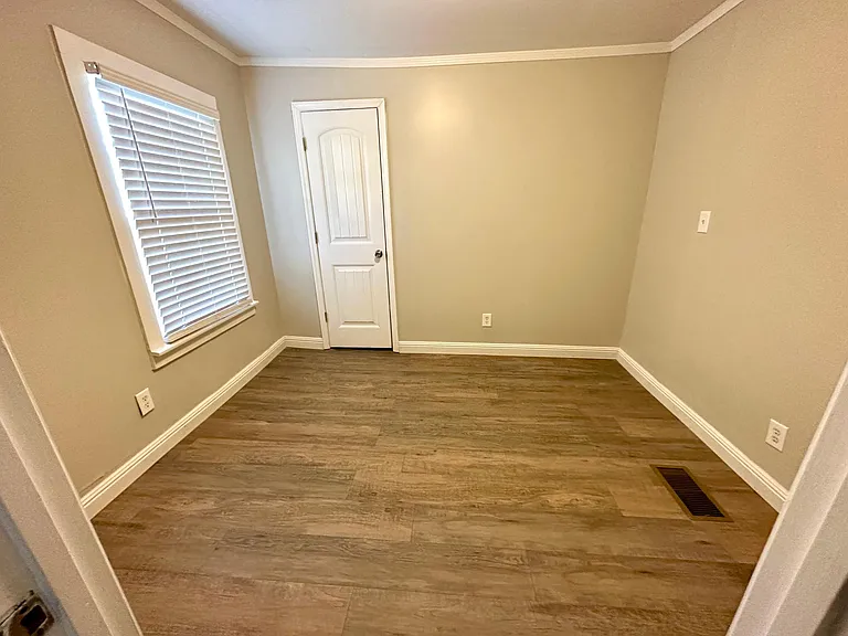 304 W Rasch Rd — Photo 16