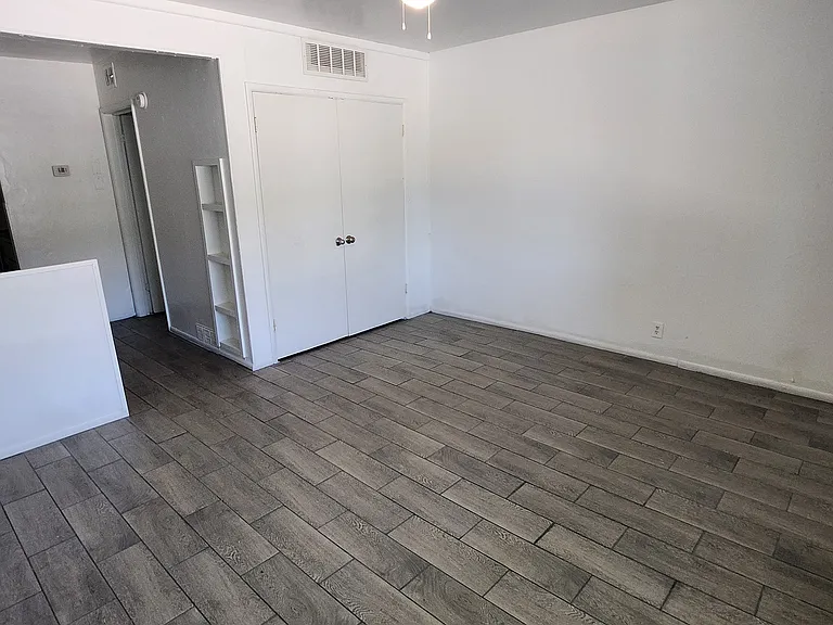 1643 W Mountain View Rd #7 — Photo 2