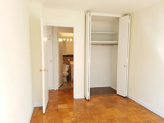 Rented by Manhattan Apartment Organization | media 34