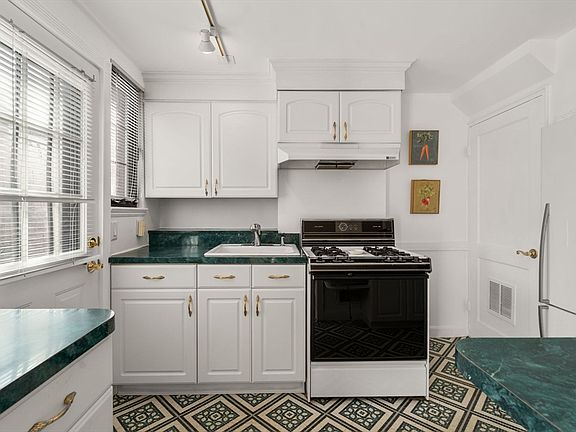 4th image of 960 Belmont St #44