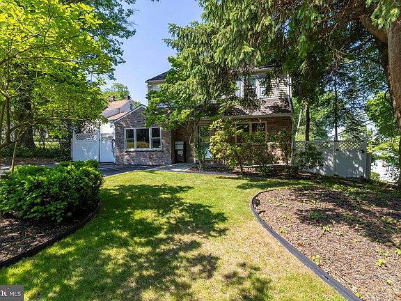 3rd image of 950 Bradfield Rd