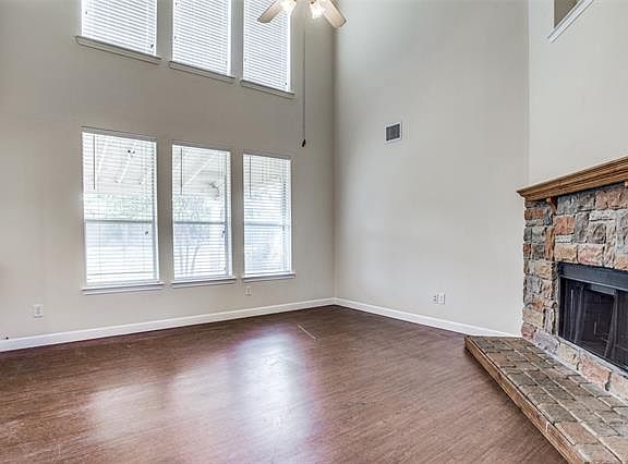 3rd image of 2028 Meadow Park Dr