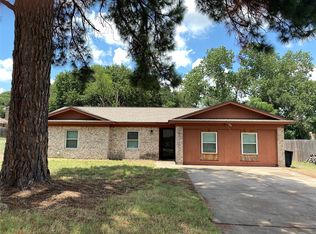 817 James St, Azle, TX 76020