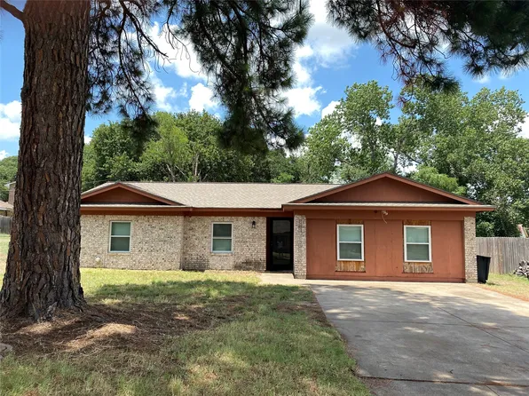 817 James St, Azle, TX 76020