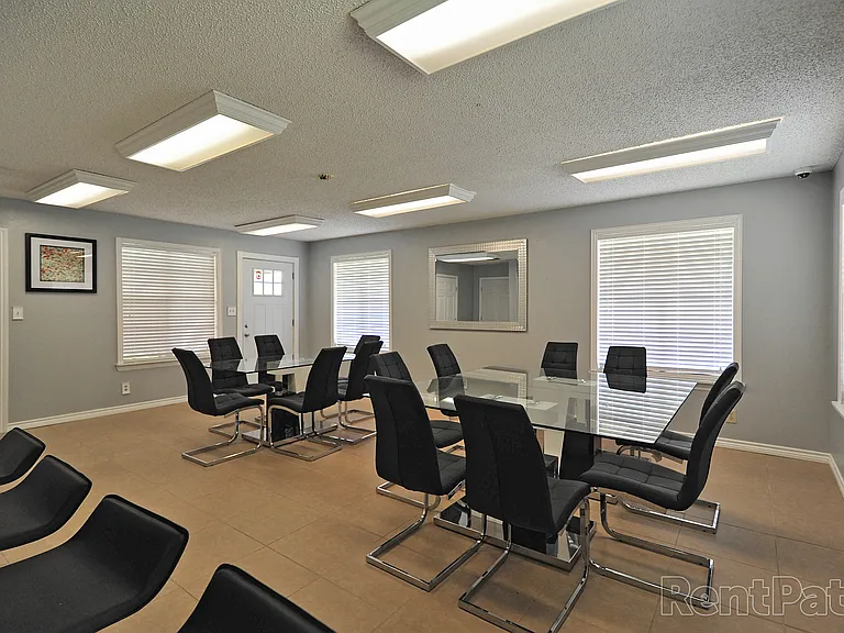 Windwood Apartments — Photo 6