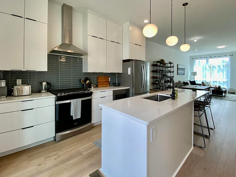629 Queen St — Photo 11