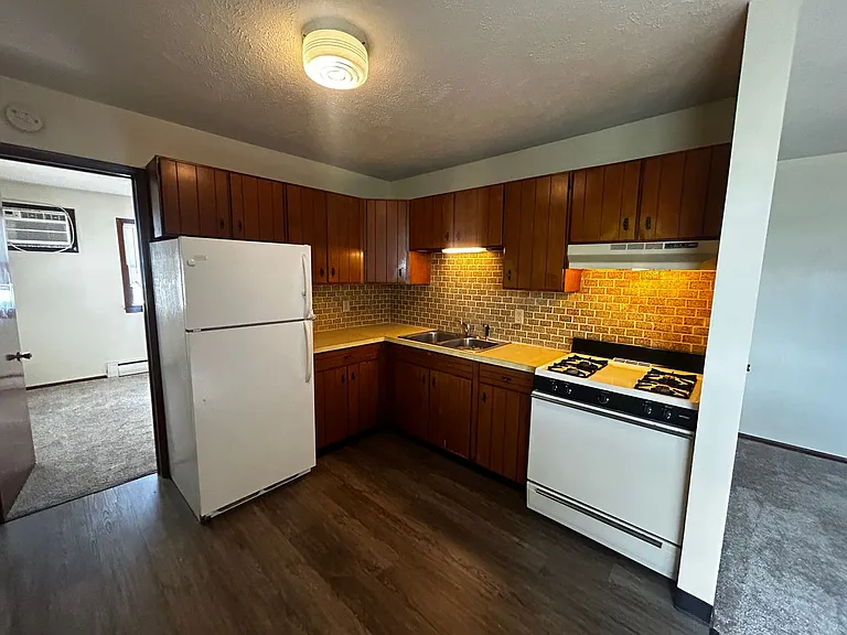 2110 Empire St — Photo 2