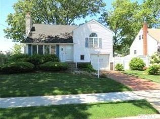 298 Park Ln, Massapequa Park, NY 11762