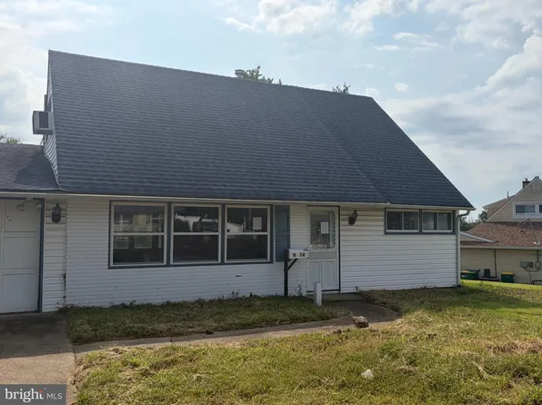14 Circle Rd, Levittown, PA 19057